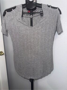 Jennifer Lopez Gray Ribbed Cold-Shoulder Short Sleeve Top